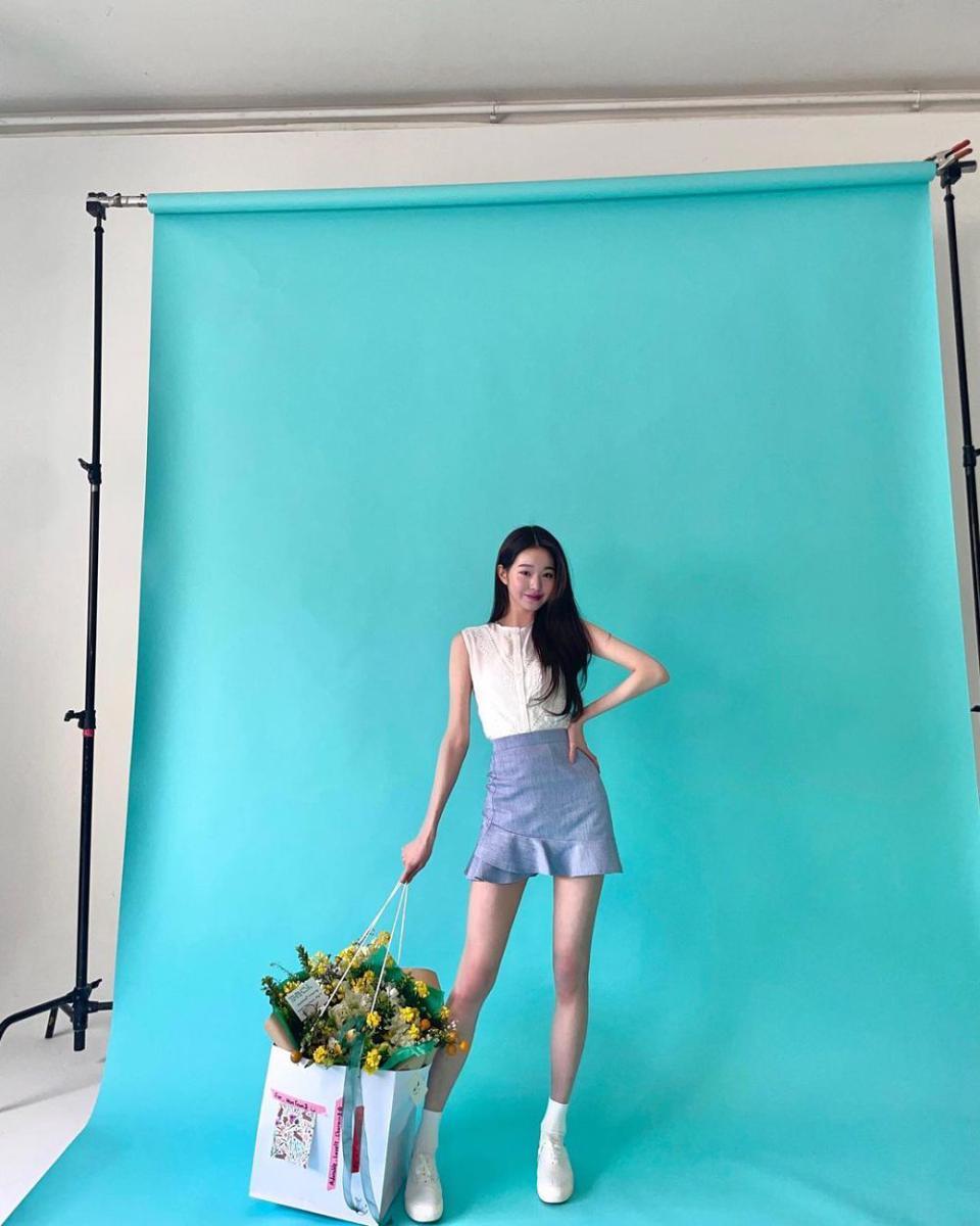 ide outfit nuansa biru ala Wonyoung IVE (instagram.com/for_everyoung10)