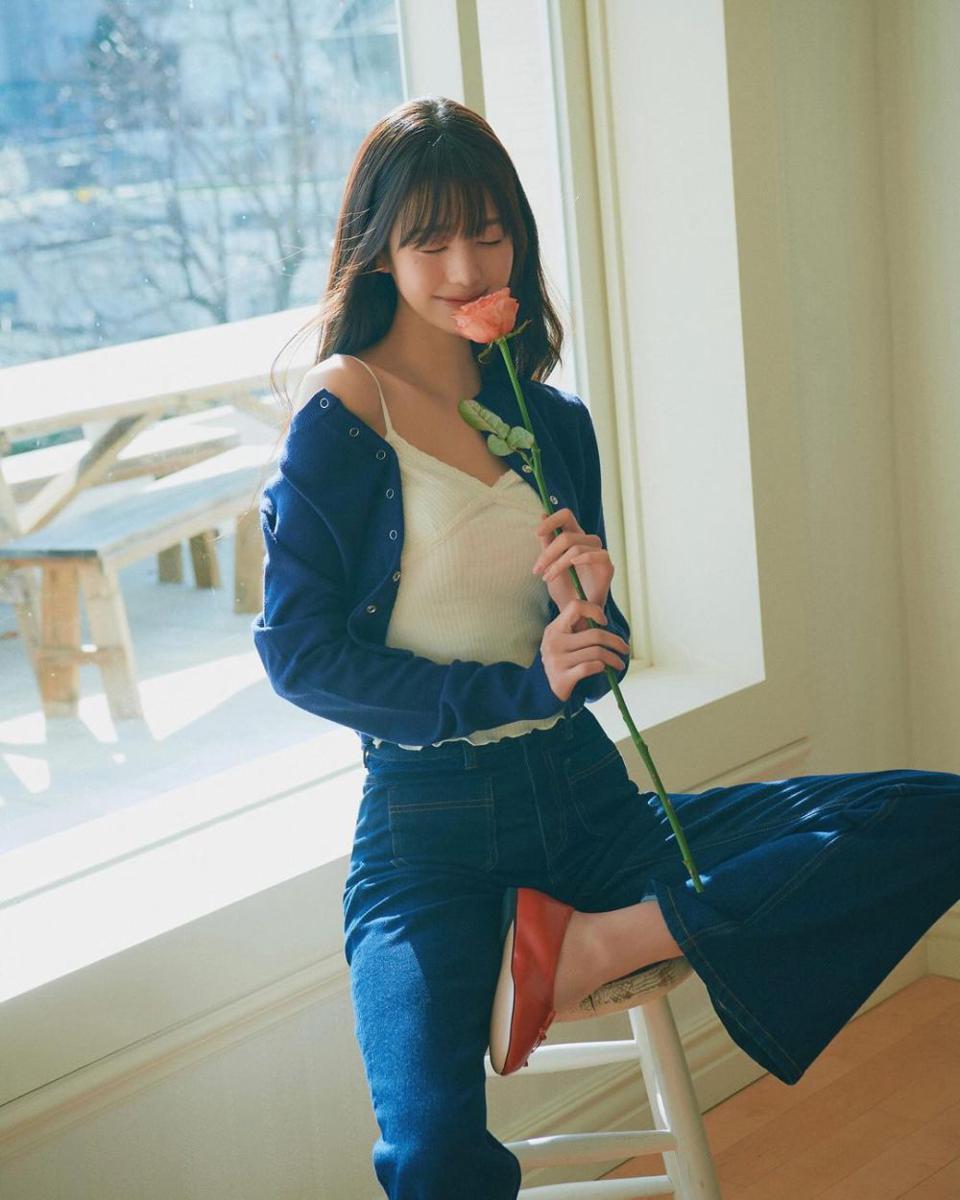 ide outfit nuansa biru ala Wonyoung IVE (instagram.com/for_everyoung10)