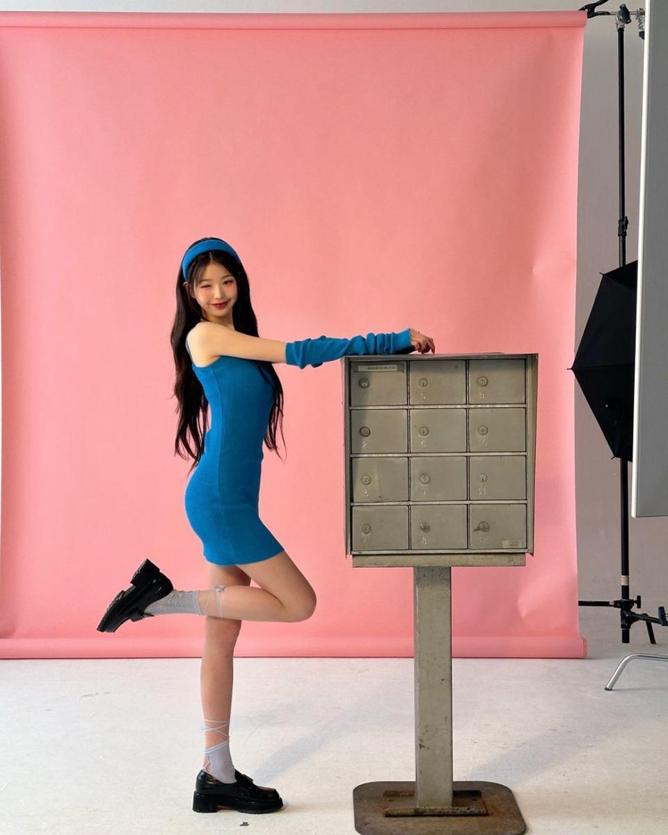 ide outfit nuansa biru ala Wonyoung IVE (instagram.com/for_everyoung10)
