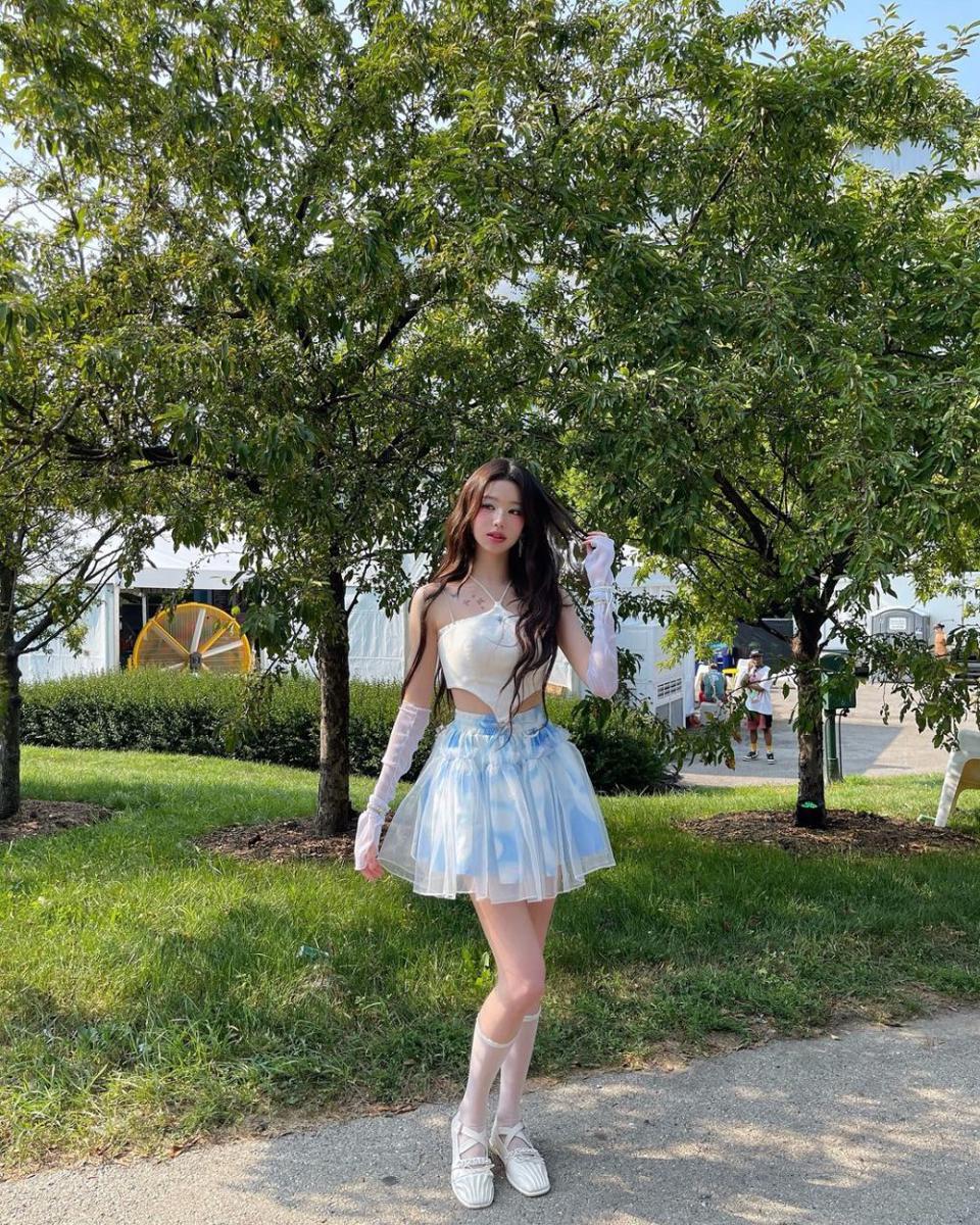 ide outfit nuansa biru ala Wonyoung IVE (instagram.com/for_everyoung10)