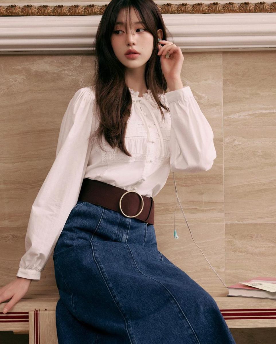 ide outfit nuansa biru ala Wonyoung IVE (instagram.com/for_everyoung10)