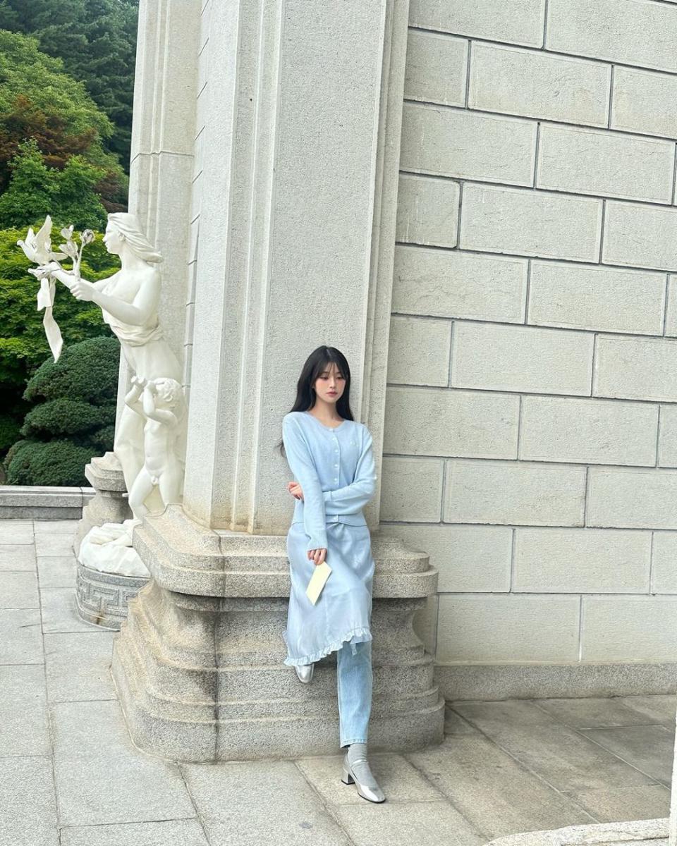 ide outfit nuansa biru ala Wonyoung IVE (instagram.com/for_everyoung10)