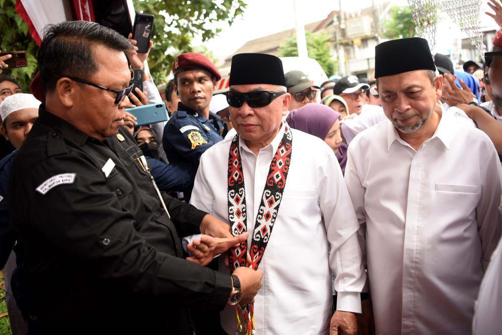 Berkacamata Hitam, Isran Noor Mendaftar Pilgub Kaltim 2024