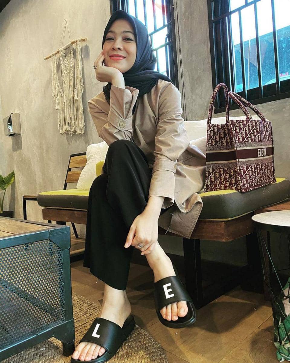 ide mix and match kemeja buat ngantor ala Dian Ayu Lestari (instagram.com/dianayulestari)