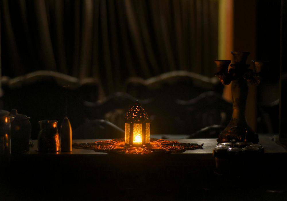 ilustrasi centerpiece table setting (pexels.com/Ahmed Aqtai)