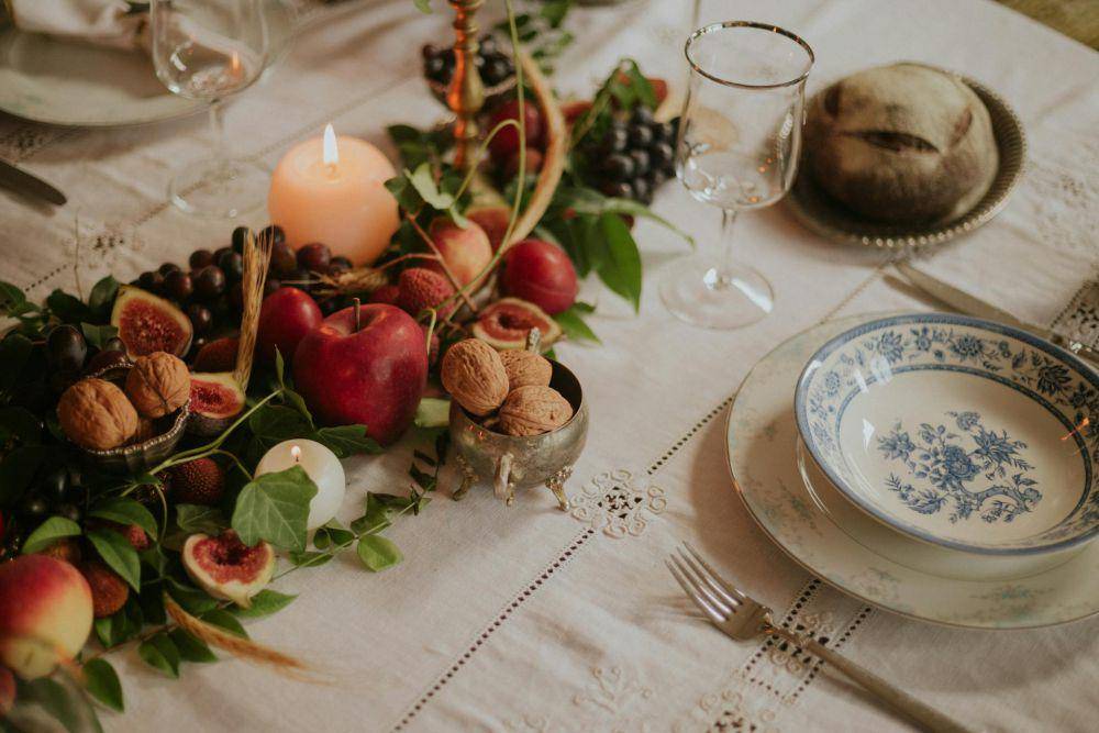 ilustrasi centerpiece table setting (pexels.com/lucas mendes)