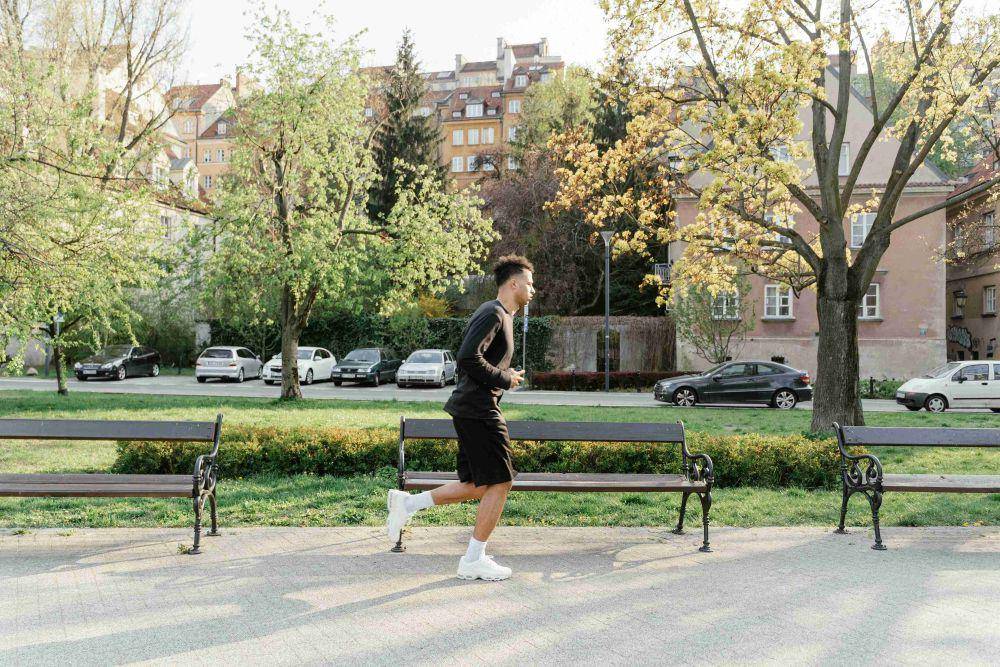 Ilustrasi jogging (pexels.com/mart-production)