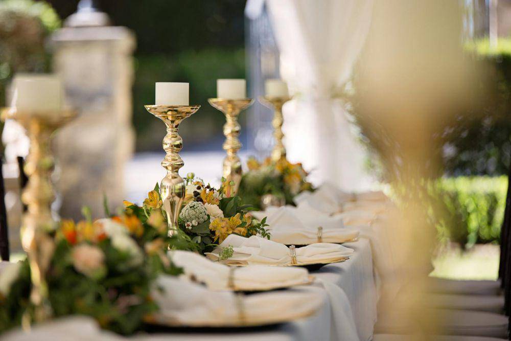 ilustrasi centerpiece table setting (pexels.com/Nathan Cowley)