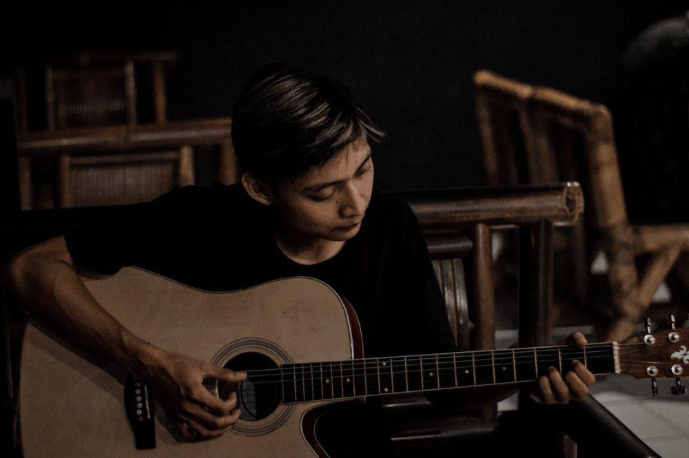 ilustrasi laki-laki bermain gitar (pexels.com/oka bemby)