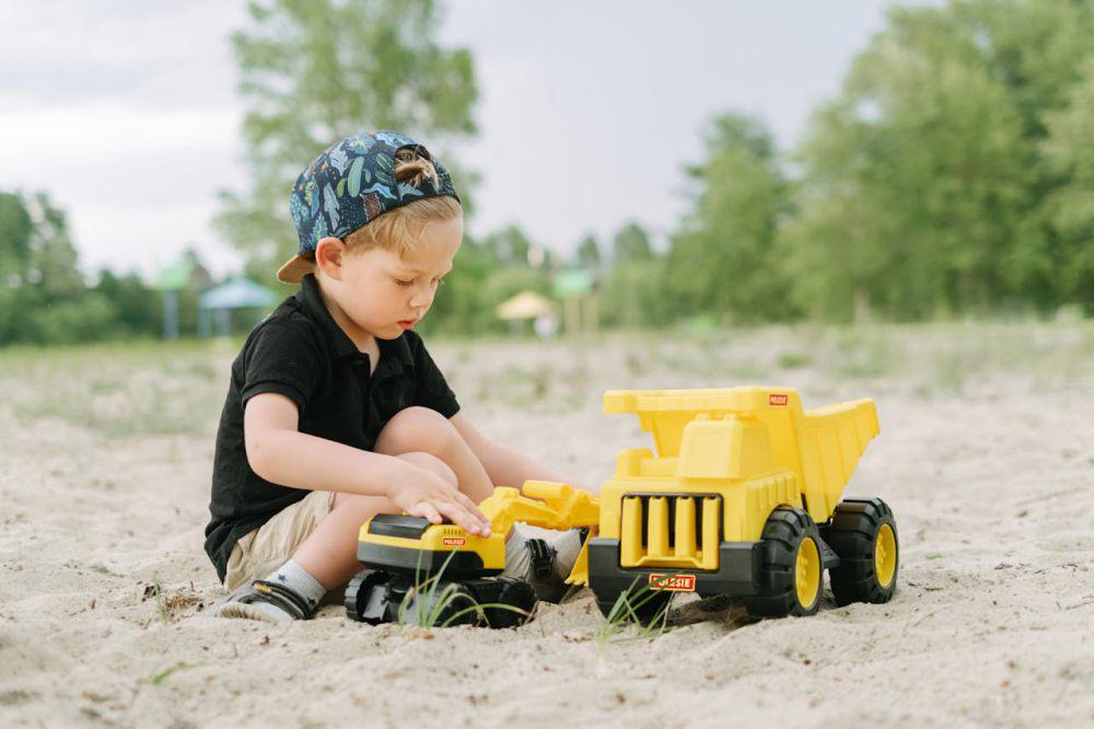 ilustrasi anak-anak dengan mobil mainan (pexels.com/Polesie Toys)
