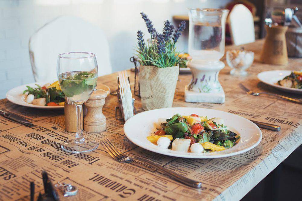 ilustrasi centerpiece table setting (pexels.com/Tanya Gorelova)