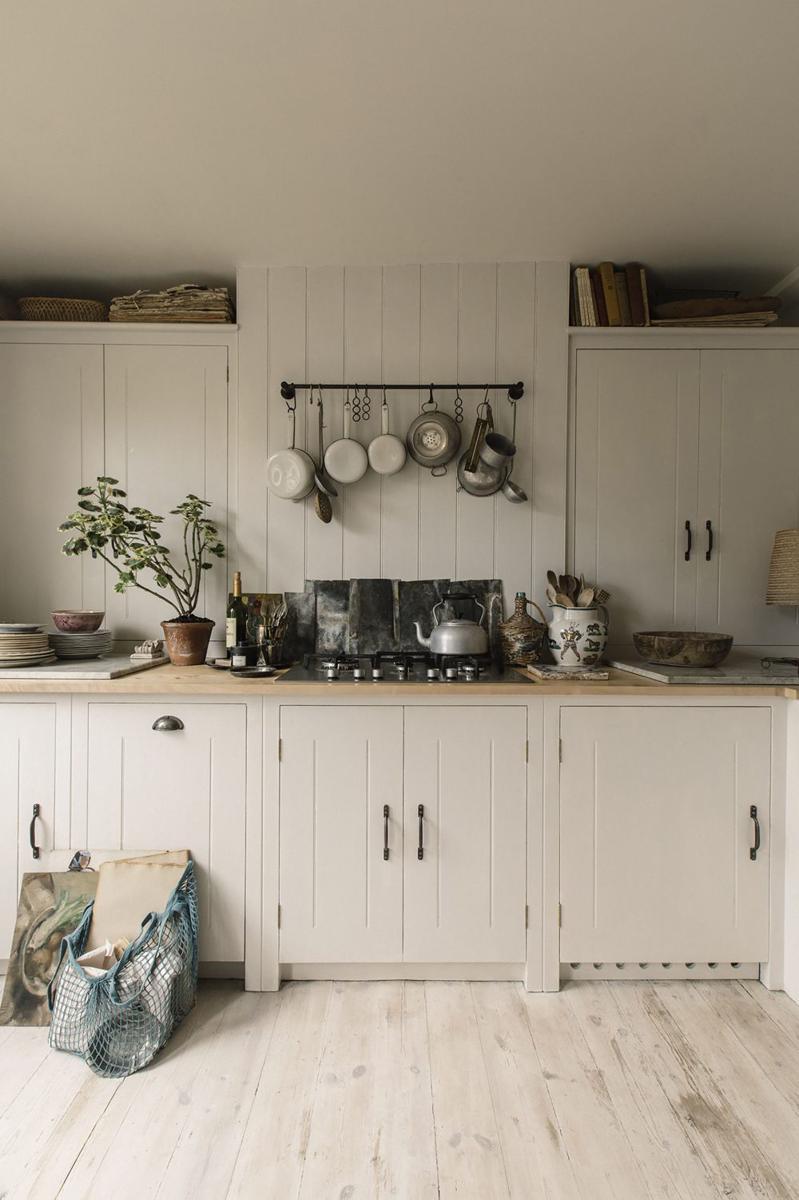 ide desain dapur minimalis kombinasi warna netral (homesandgardens.com)