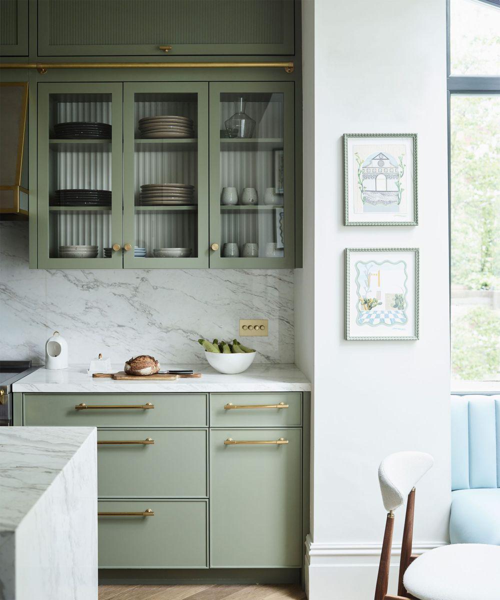 ide desain dapur minimalis kombinasi warna netral (homesandgardens.com)