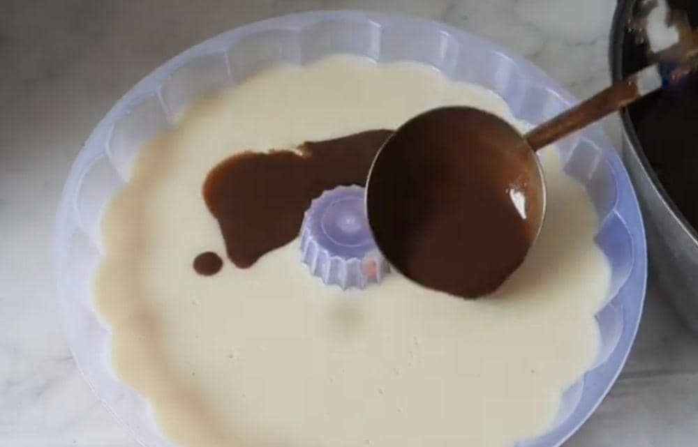 ilustrasi menuang puding ke dalam cetakan (YouTube.com/Qyu Kitchen)