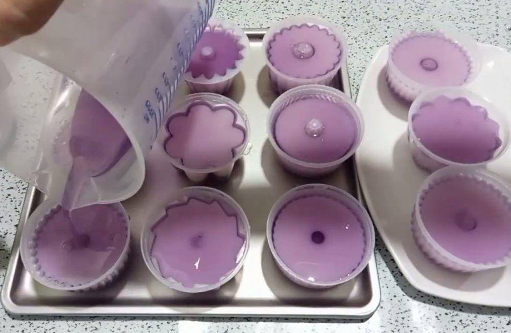 ilustrasi menuang puding ke dalam cetakan (YouTube.com/Dapur Mama Yarni)