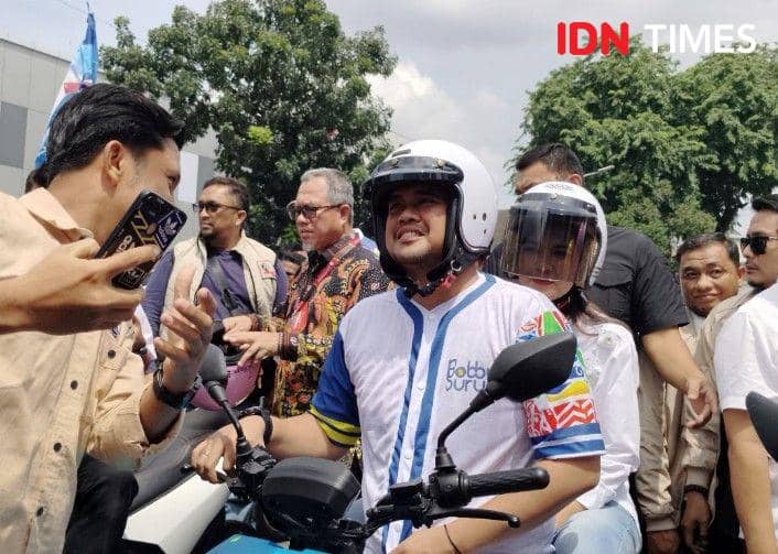 Bobby-Surya Bergerak ke KPU, Pakai Baju Baseball dan Motor Listrik