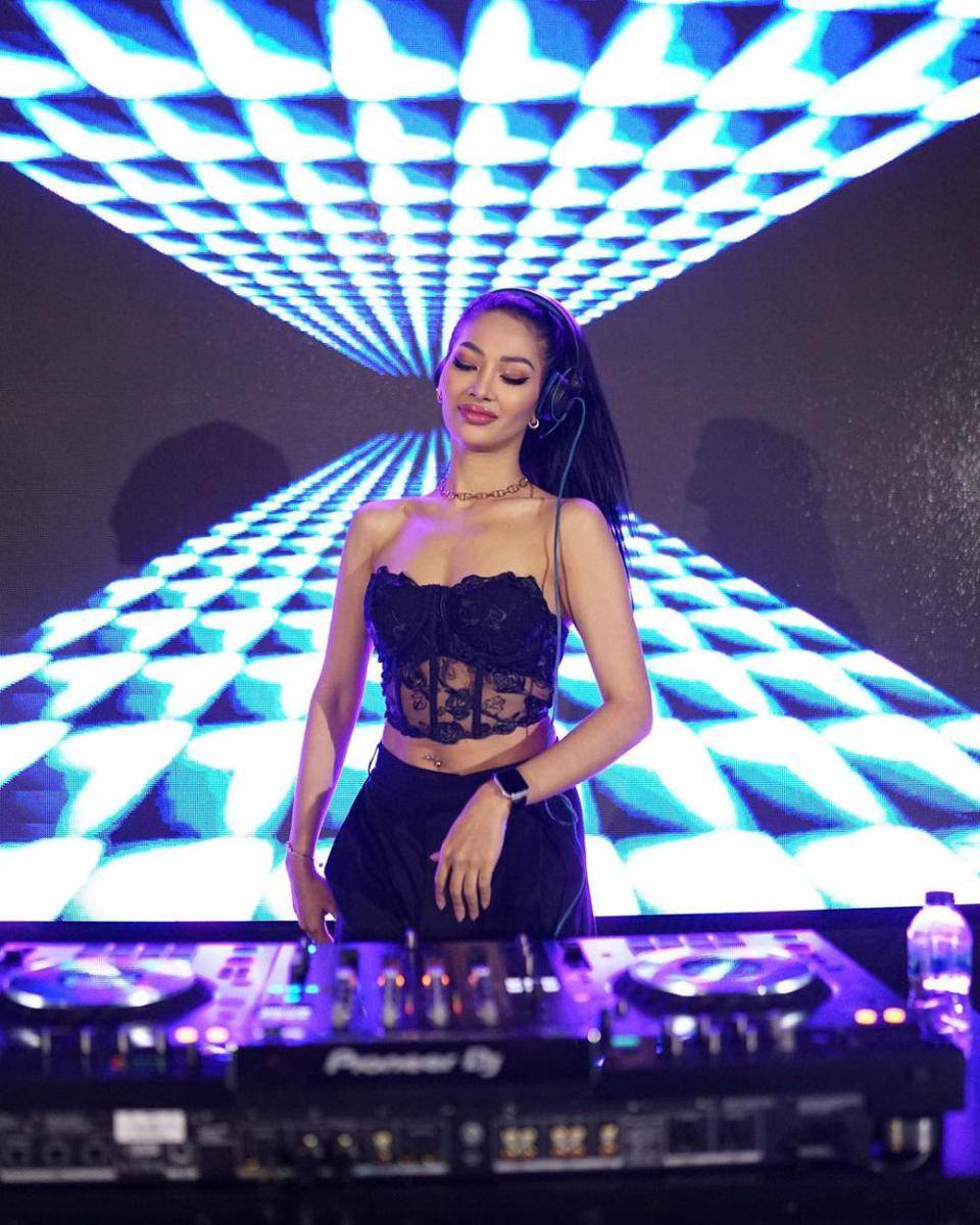 Potret Finalis Miss Universe Indonesia 2024 Khamelia Chalid (Instagram.com/dj_amellylatisha)