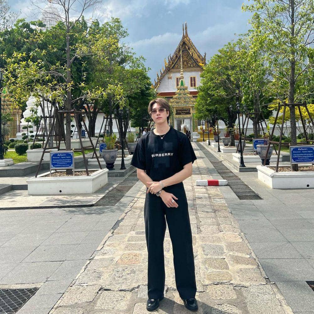 OOTD nuansa hitam ala Nani Hirunkit (instagram.com/hirunkit_)