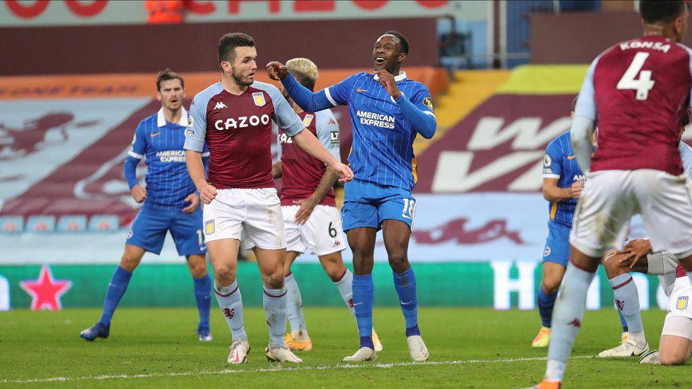 Danny Welbeck tampil melawan Aston Villa di Premier League 2020/2021. (x.com/OfficialBHAFC)