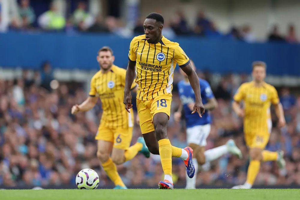 Danny Welbeck mencetak gol ke gawang Everton di Premier League 2024/2025. (premierleague.com)