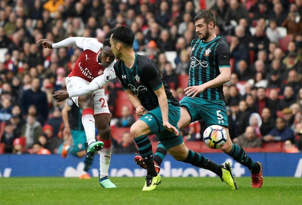 Danny Welbeck mencetak gol ke gawang Southampton di Premier League 2017/2018. (premierleague.com)