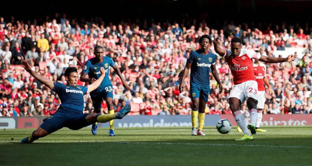 Danny Welbeck mencetak gol ke gawang West Ham di Premier League 2018/2019. (premierleague.com)
