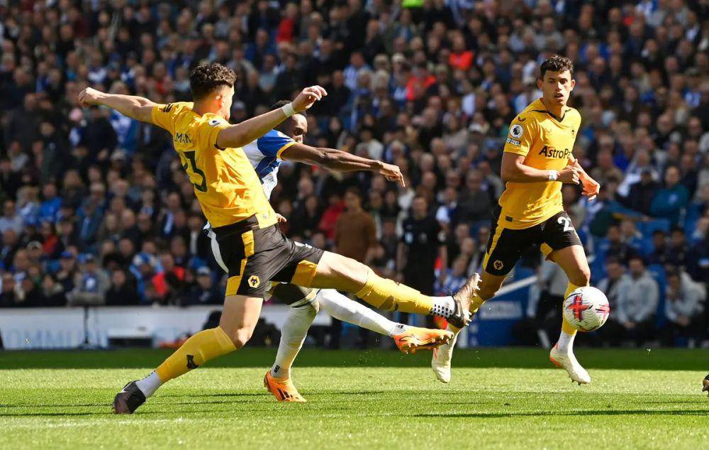 Danny Welbeck mencetak gol ke gawang Wolves di Premier League 2022/2023. (premierleague.com)