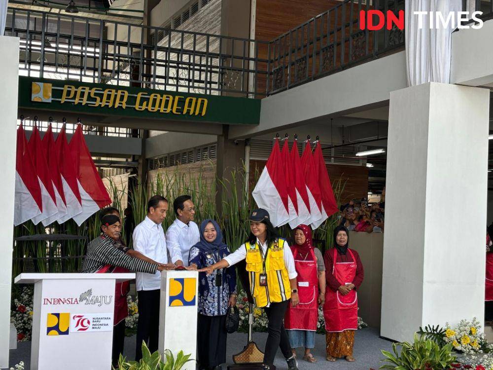 Presiden Joko "Jokowi" Widodo meresmikan Pasar Godean yang telah selesai direvitalisasi, pada, Rabu (28/8/2024). (IDN Times/Herlambang Jati)