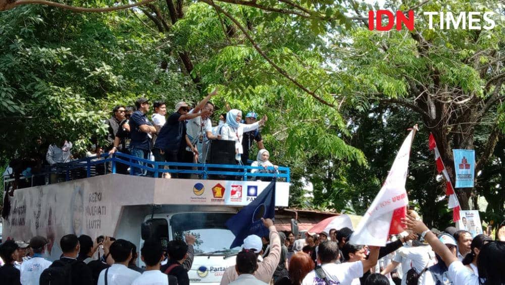 Pasangan bakal calon wali kota dan wakil wali kota Makassar Andi Seto Asapa - Rezki Mulfiati Luthfi mendaftar ke Kantor KPU Makassar, Rabu (28/8/2024). (IDN Times/Ashrawi Muin)