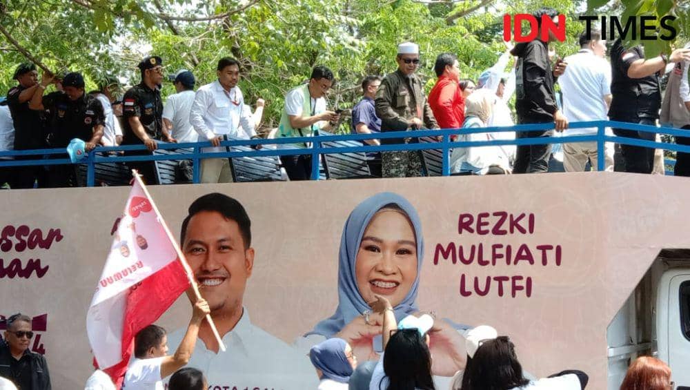 Pasangan bakal calon wali kota dan wakil wali kota Makassar Andi Seto Asapa - Rezki Mulfiati Luthfi mendaftar ke Kantor KPU Makassar, Rabu (28/8/2024). (IDN Times/Ashrawi Muin)