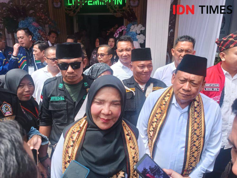 Calon Wali Kota Bandar Lampung Eva Dwiana dan calon wakil Deddy Amarullah memberikan keterangan kepada awak media di KPU Bandar Lampung, Rabu (28/8/2024). (IDN Times/Tama Yudha Wiguna).