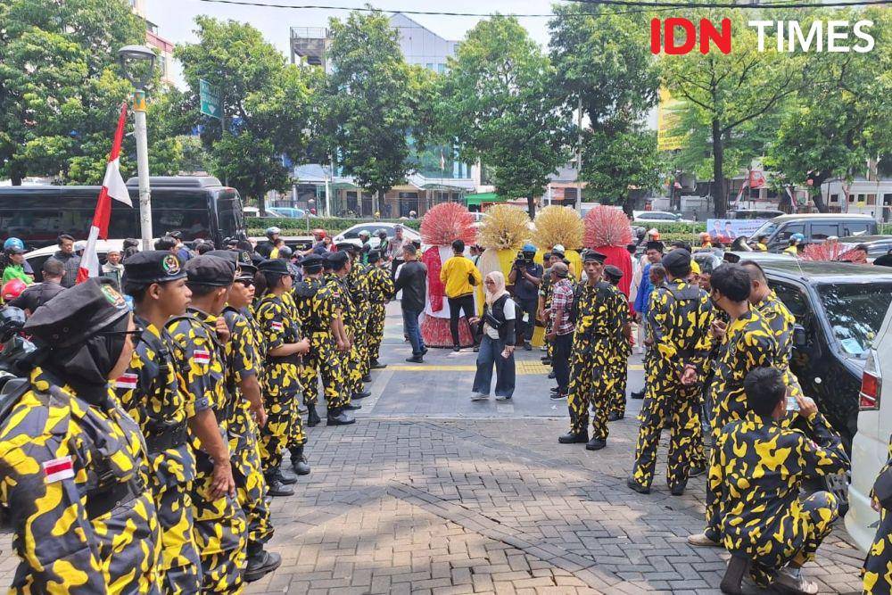 Massa Pendukung Ridwan Kamil-Suswono Padati Jalan Kramat Jaya Jelang Pendaftaran. (IDN Times/Lia Hutasoit)
