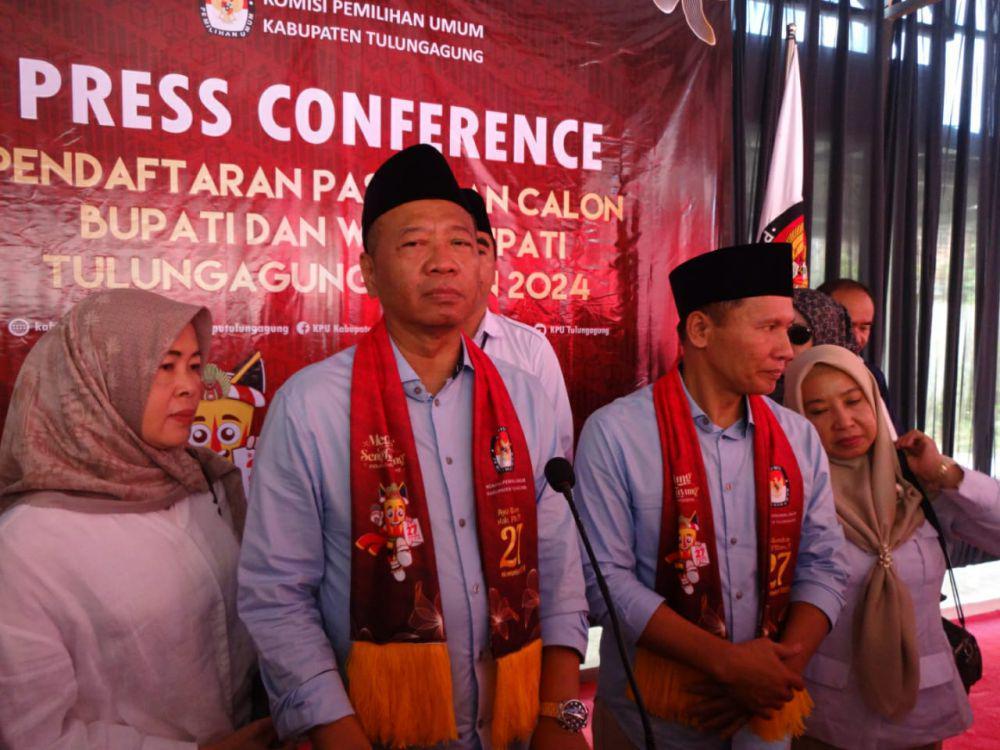 Pasangan Gatut Sunu Wibowo dan Ahmad Baharudin saat mendaftar ke KPU Tulungagung. IDN Times/Bramanta Pamungkas