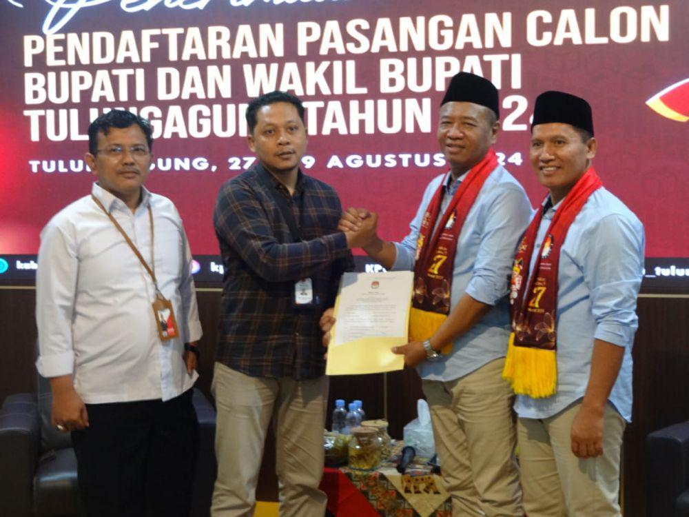 Pasangan Gatut Sunu Wibowo dan Ahmad Baharudin saat mendaftar ke KPU Tulungagung. IDN Times/Bramanta Pamungkas