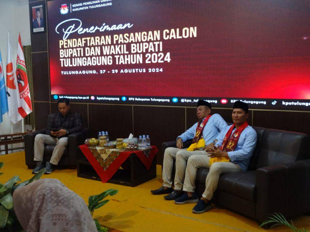 Pasangan Gatut Sunu Wibowo dan Ahmad Baharudin saat mendaftar ke KPU Tulungagung. IDN Times/Bramanta Pamungkas