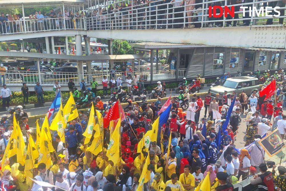 Ridwan Kamil-Suswono Daftar ke KPU DKI Jalan Salemba Raya Padat (IDN Times/Lia Hutasoit)