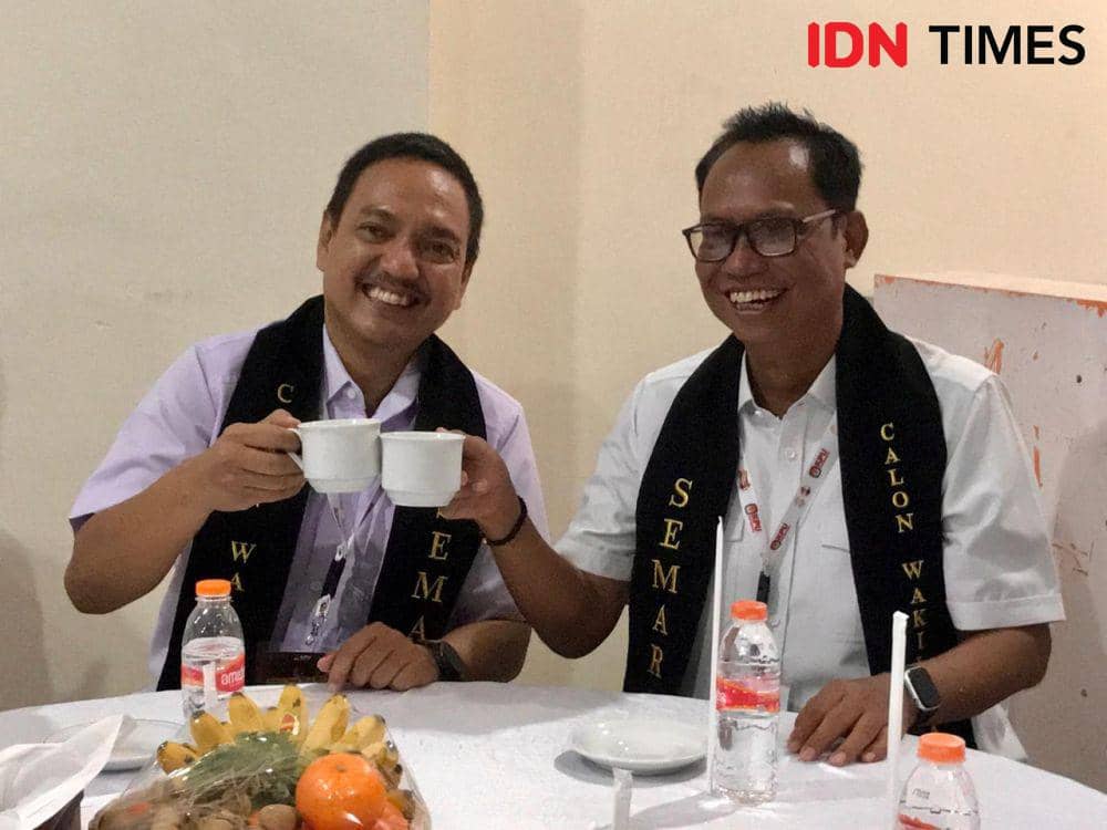 Pasangan calon Wali Kota dan Wakil Wali Kota Semarang, Yoyok Sukawi dan Joko Santoso mendaftar ke KPU Kota Semarang untuk mengikuti Pilkada Serentak 2024, Rabu (28/8/2024). (IDN Times/Anggun Puspitoningrum)