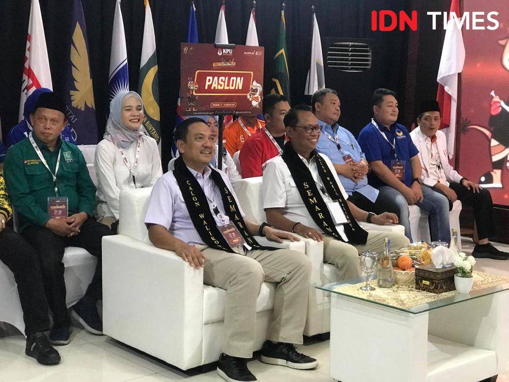 Bakal calon Wali Kota dan Wakil Wali Kota Semarang, Yoyok Sukawi dan Joko Santoso mendaftar ke kantor KPU Kota Semarang. (IDN Times/Anggun Puspitoningrum)