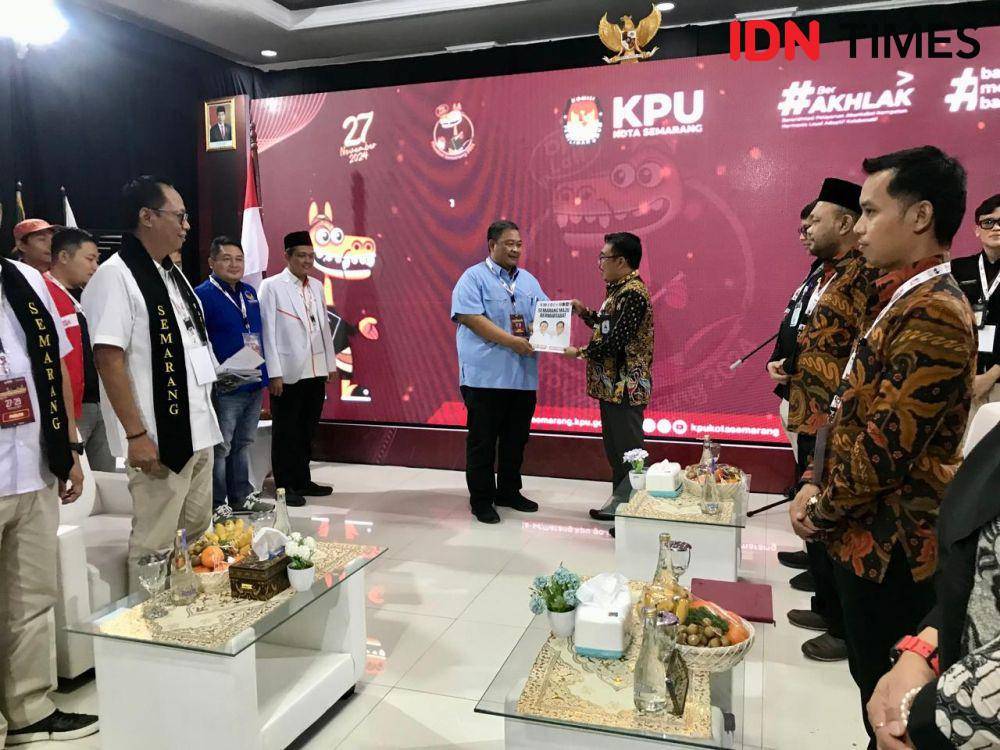 Pasangan calon Wali Kota dan Wakil Wali Kota Semarang, Yoyok Sukawi dan Joko Santoso mendaftar ke KPU Kota Semarang untuk mengikuti Pilkada Serentak 2024, Rabu (28/8/2024). (IDN Times/Anggun Puspitoningrum)