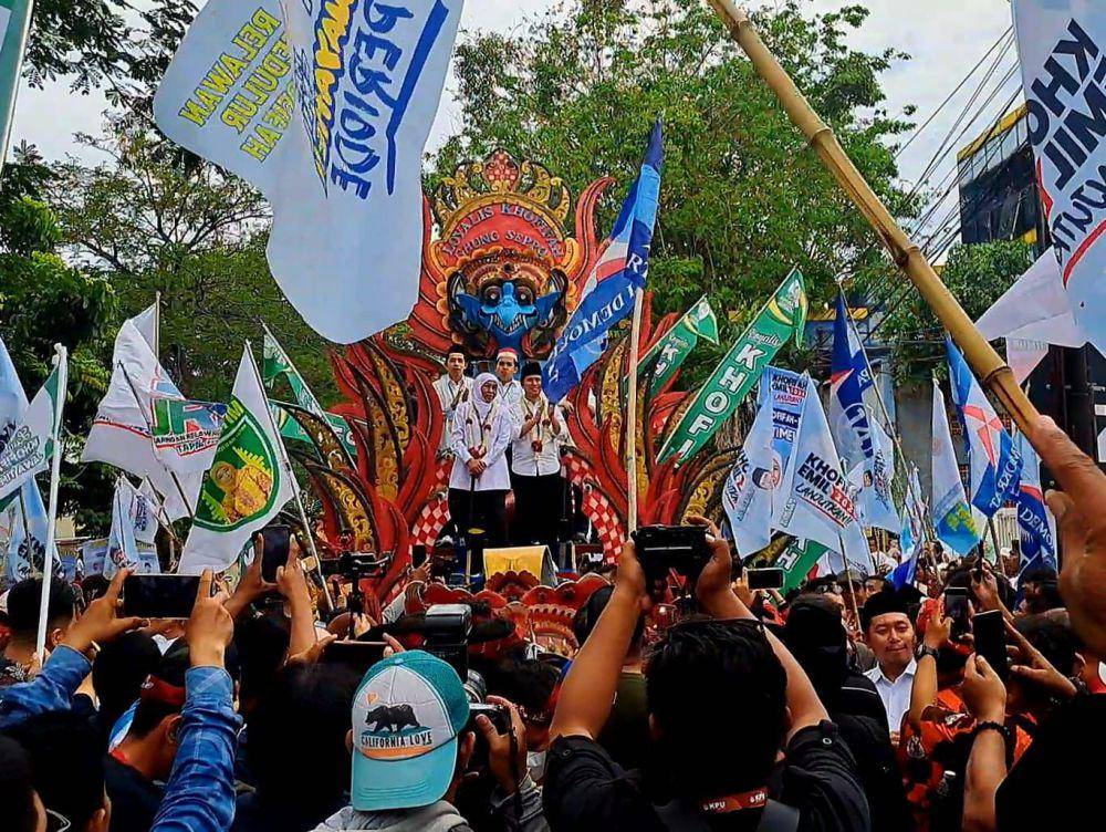 Bapaslon Gubernur - Wagub Jatim Khofifah Indar Parawansa - Emil Elestianto Dardak tiba di KPU Jatim. (IDN Times/ArdiansyahFajar)