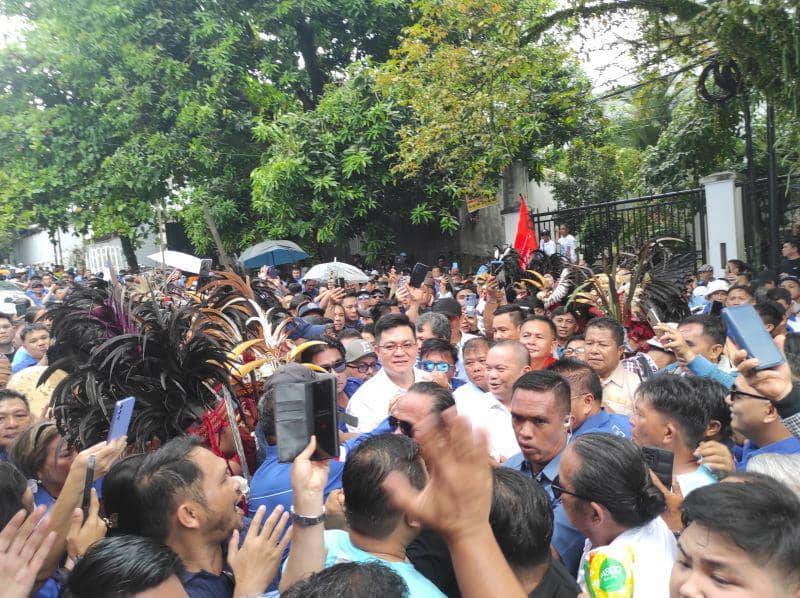 Elly Lasut dan Hanny Pajouw (baju putih) diantar ratusan pendukung mendaftar di KPU Sulut, Rabu (28/8/2024). IDNTimes/Istimewa