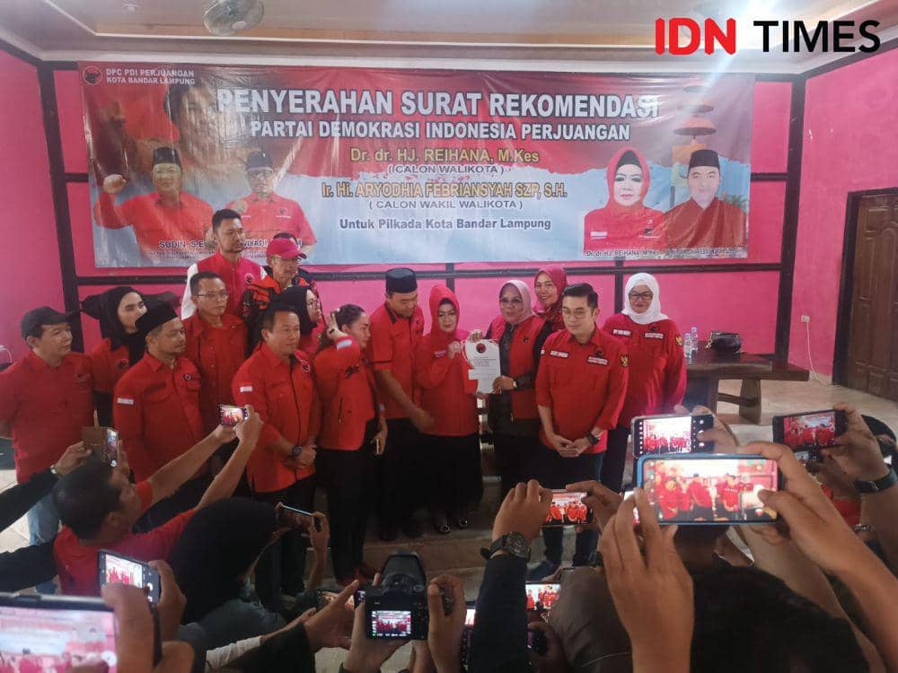 PDI Perjuangan menyerahkan rekomendasi dukungan Pemilihan Wali Kota (Pilwakot) Bandar Lampung 2024 kepada Reihana dan Aryodhia Febriansyah, Rabu (28/8/2024). (IDN Times/Tama Yudha Wiguna).
