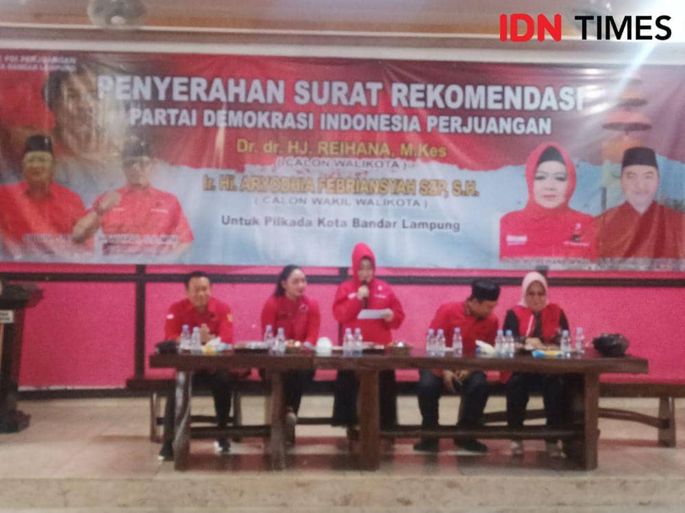 PDI Perjuangan menyerahkan rekomendasi dukungan Pemilihan Wali Kota (Pilwakot) Bandar Lampung 2024 kepada Reihana dan Aryodhia Febriansyah, Rabu (28/8/2024). (IDN Times/Tama Yudha Wiguna).