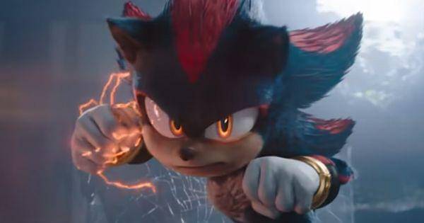 Shadow memfokuskan listrik pada tinjunya ( Dok. Paramount / Sonic the Hedgehog 3 )