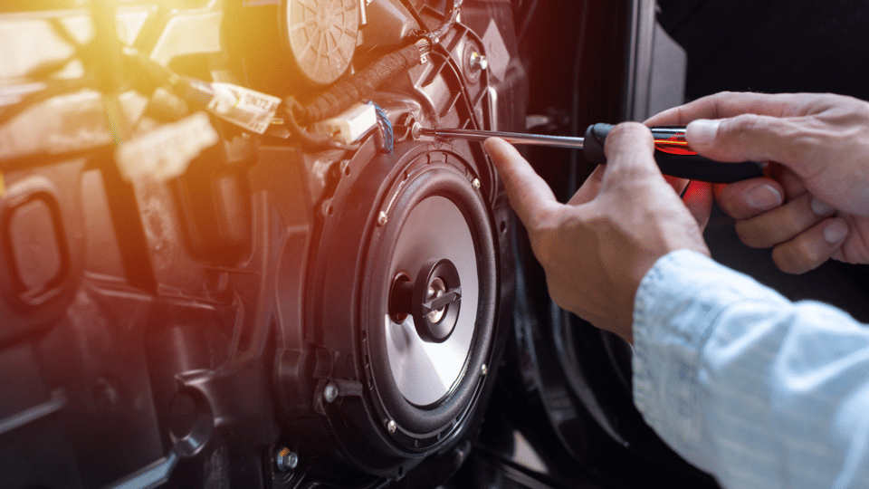 Pemasangan perangkat audio pada mobil (laketownspeedandsound.com)