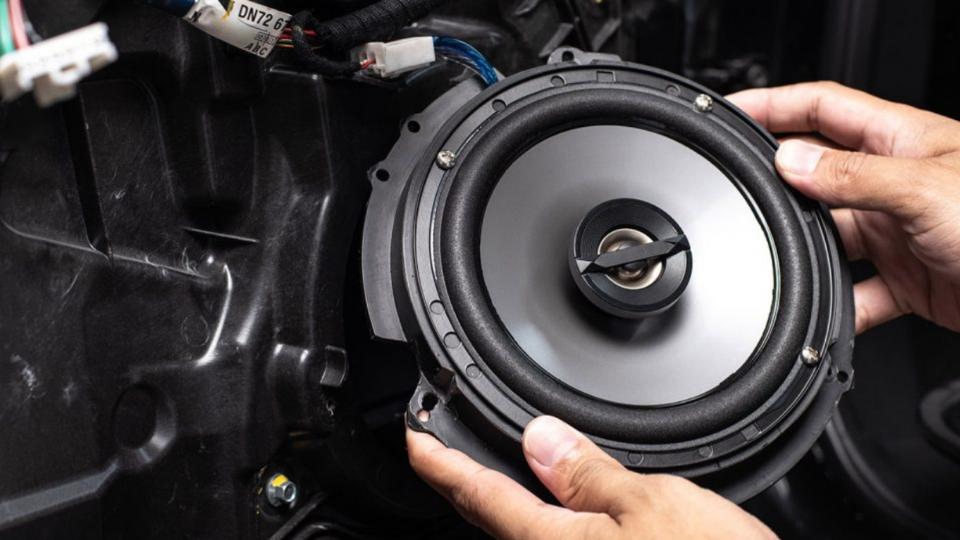 Ilustrasi perangkat audio mobil (behzi.ir)