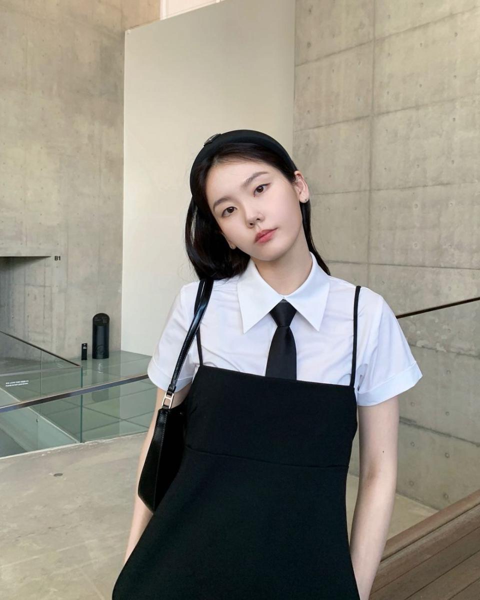Sim So Young (instagram.com/feelssoyoung)