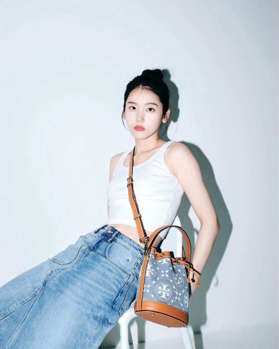 Sim So Young (instagram.com/feelssoyoung)