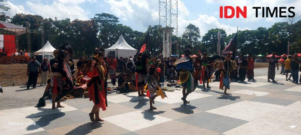 Pertunjukan budaya di Taman Alit Saputra (IDN Times/Wira Sanjiwani)