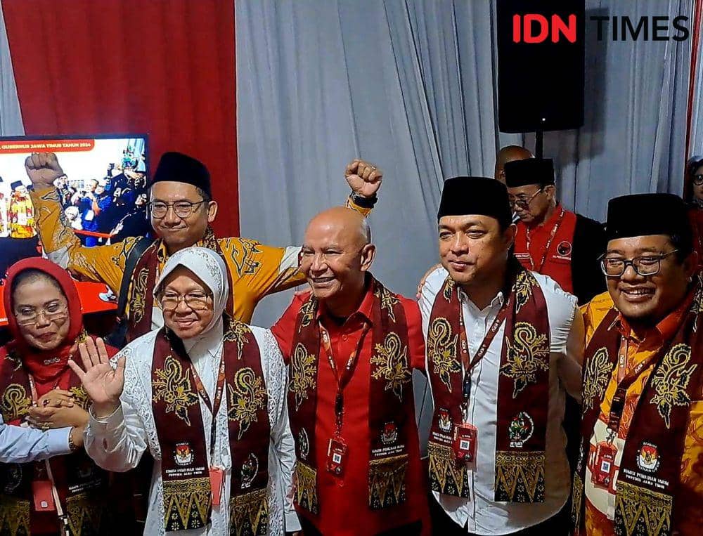 Daftar ke KPU Jatim, Risma-Gus Hans Kompak Naik Becak